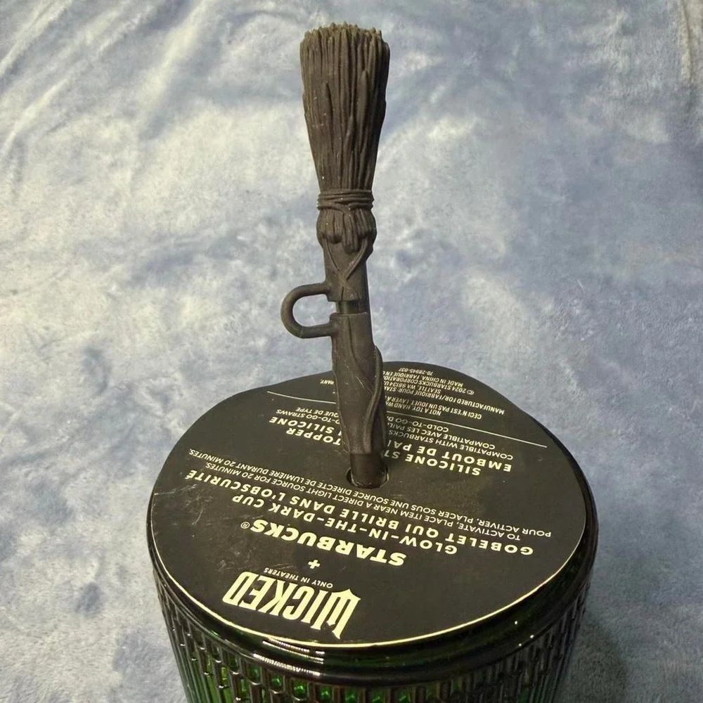 Starbucks Pleated Cold Cup with Broom Straw Topper (24 oz.)‎ NWT